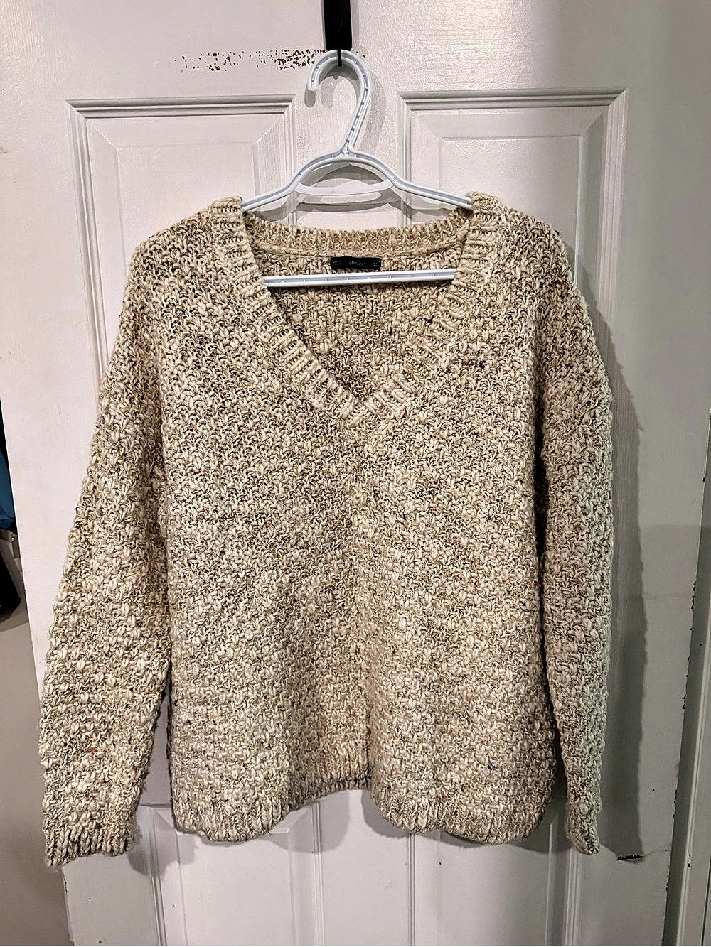 ZARA V-Neck Sweater in Cream Size Small